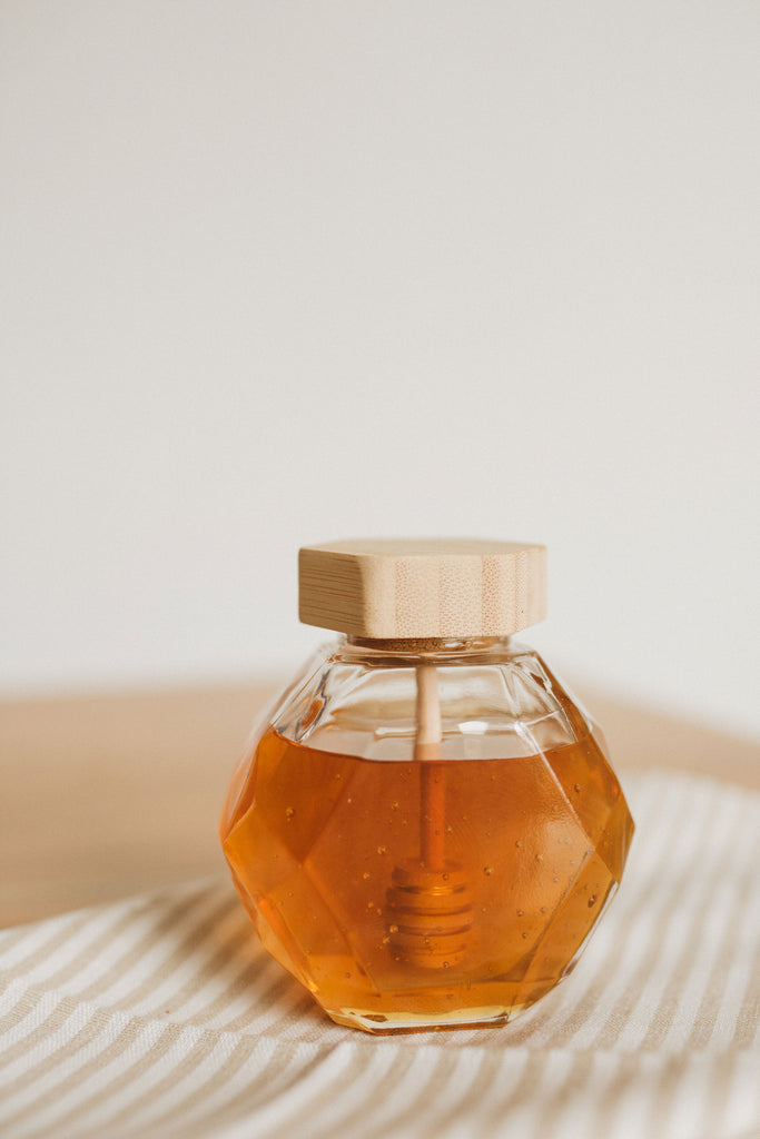 Elegant 7oz Glass Honey Jar with Wooden Dipper – Ideal for Honey Lovers and Kitchen Decor.